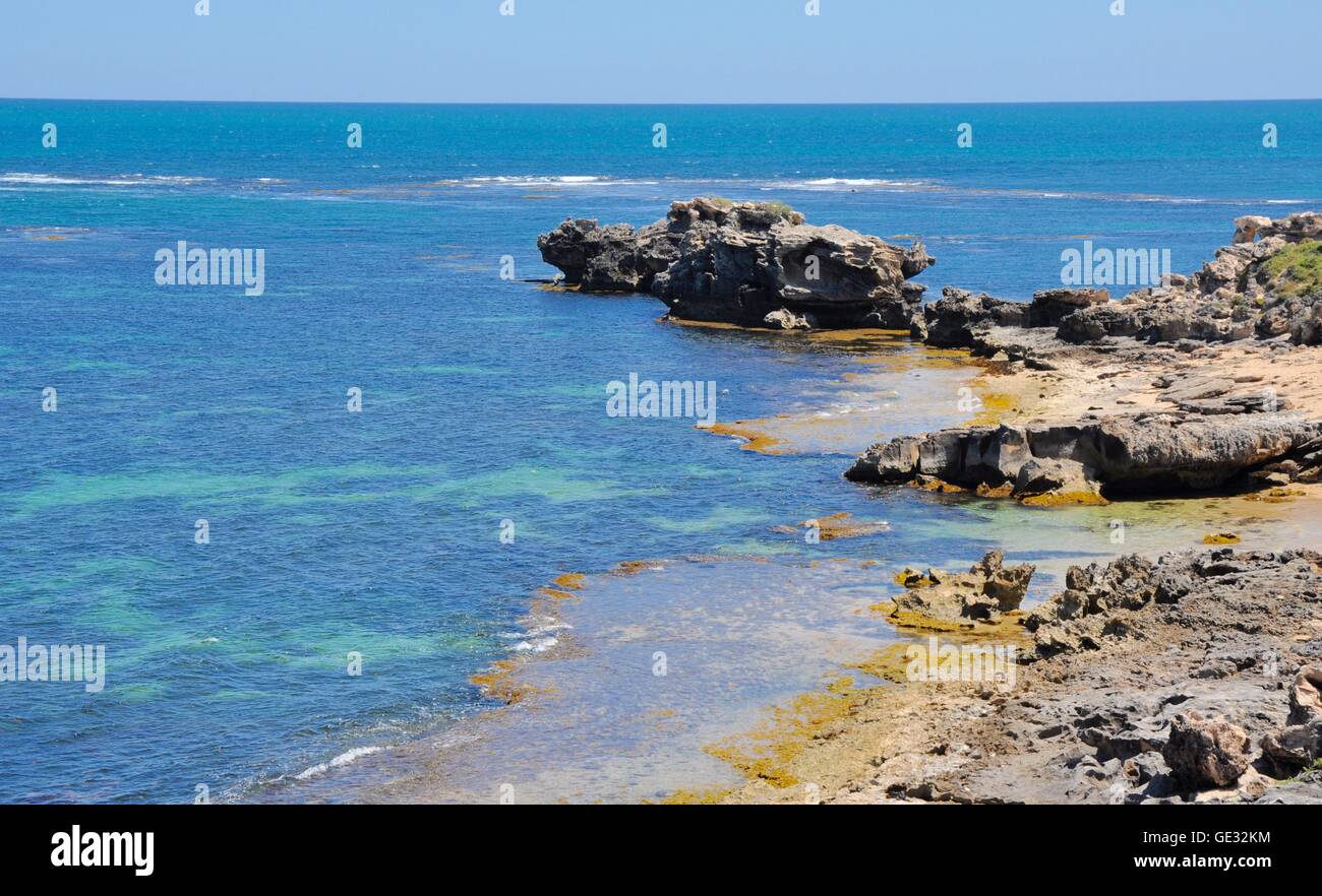 Kalkstein zu Tage tretenden und türkisblauen Indischen Ozean Seelandschaft mit Algen an Küsten Punkt Peron in Rockingham, Western Australia. Stockfoto