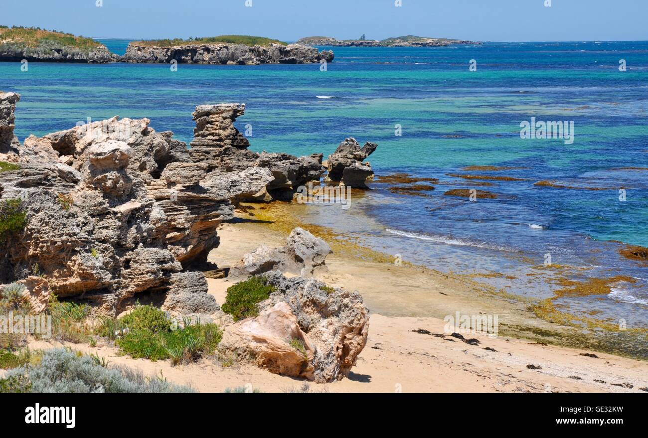 Erhöhten Blick auf Kalkstein zu Tage tretenden ab einem Punkt Peron-Strand mit den Indischen Ozean und Inseln in Rockingham, Western Australia Stockfoto