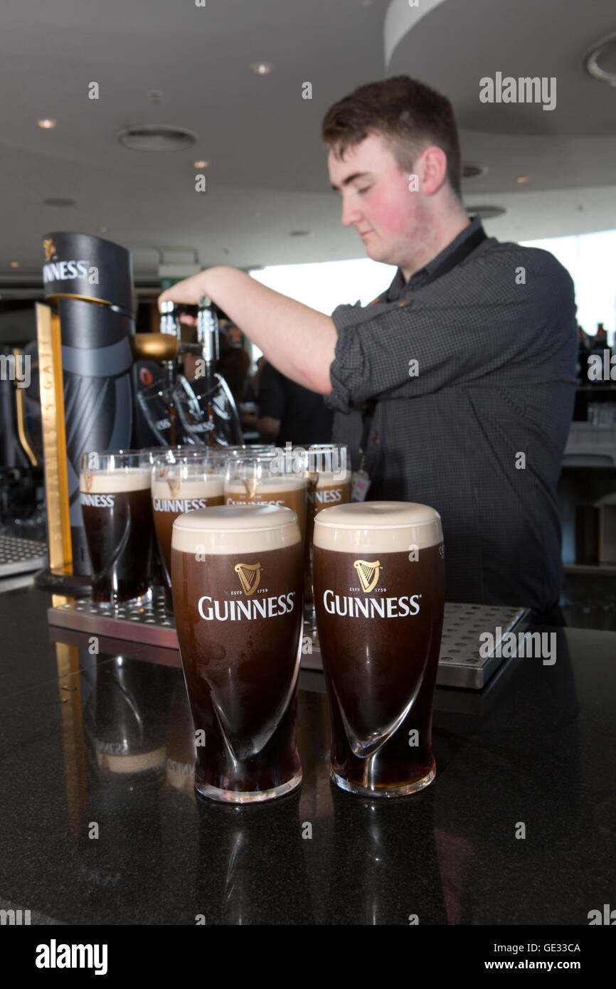 Irland, Dublin, Ainsfort Street, Guinness Storehouse Gravity Bar Barkeeper Gießen Pints Guinness Stockfoto