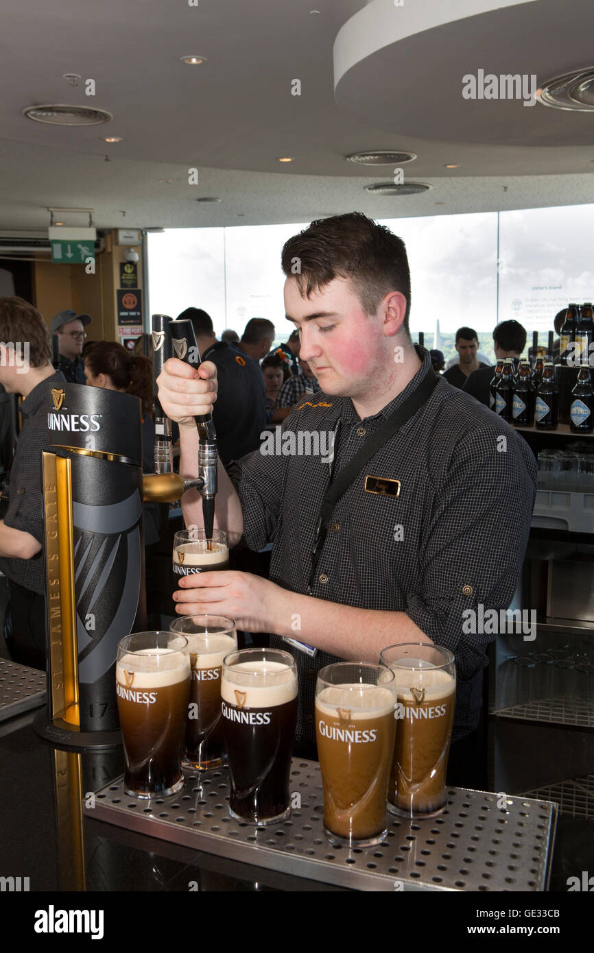 Irland, Dublin, Ainsfort Street, Guinness Storehouse Gravity Bar Barkeeper Gießen Pints Guinness Stockfoto