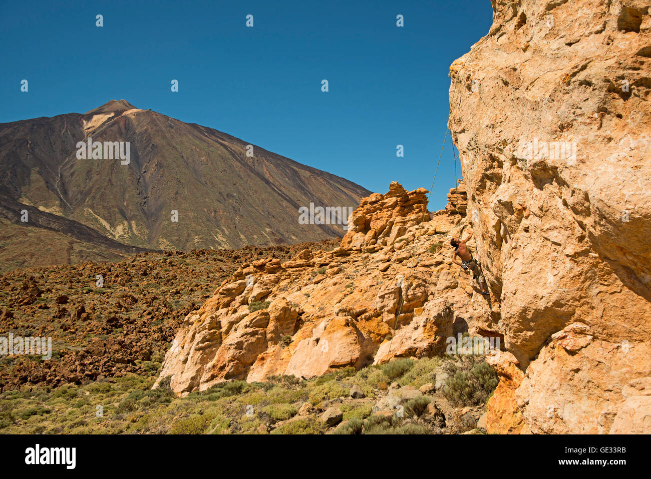 Geographie/Reisen, Spanien, Teneriffa, Kletterer an den Piedras Marbella, der Pico de Teide hinter, Additional-Rights - Clearance-Info - Not-Available Stockfoto