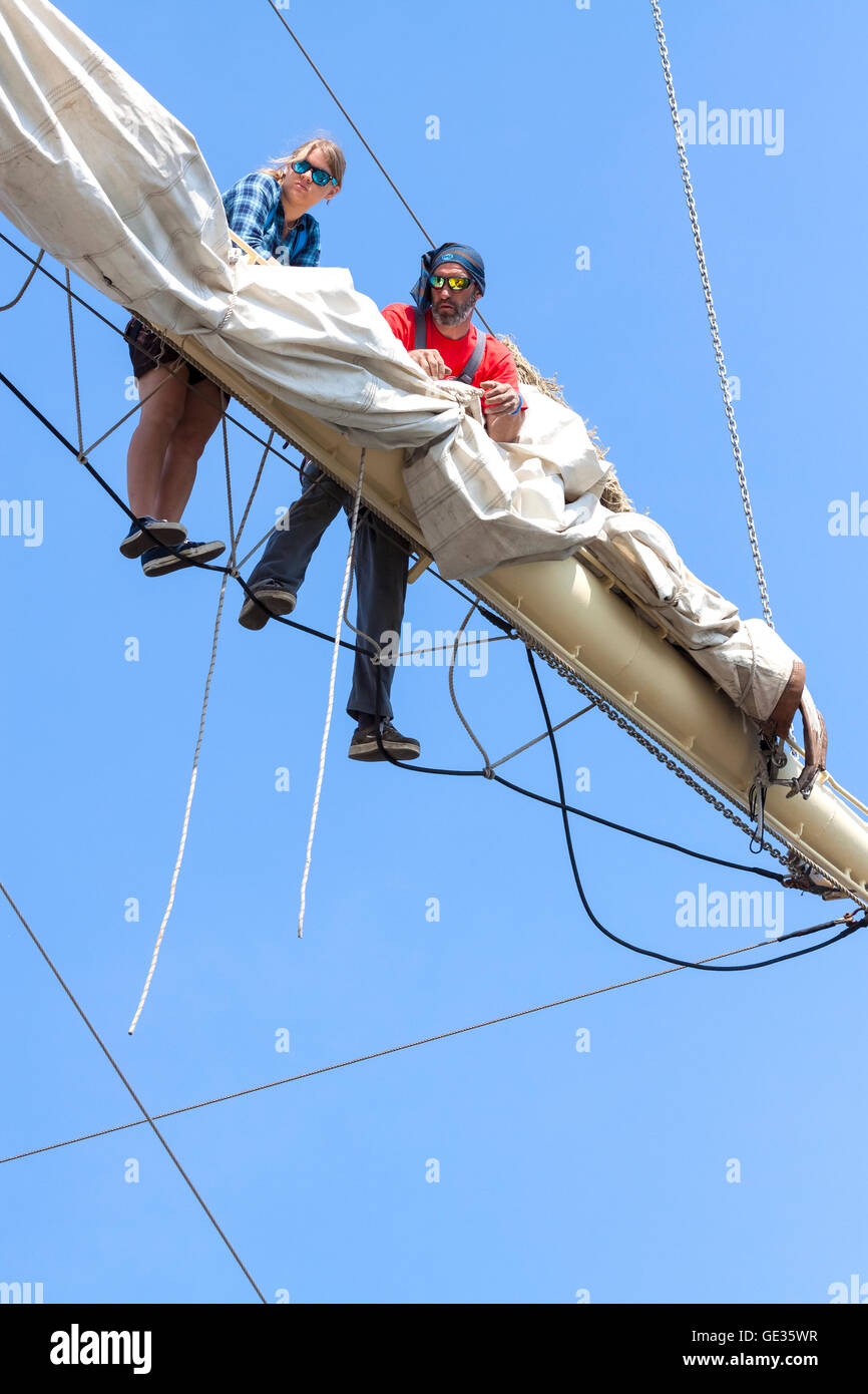 Stettin, Polen - 13. Juni 2015: Matrosen am Mast Segel löschen, während die hohen Schiffe Regatta 2015 endgültig in Stettin. Stockfoto