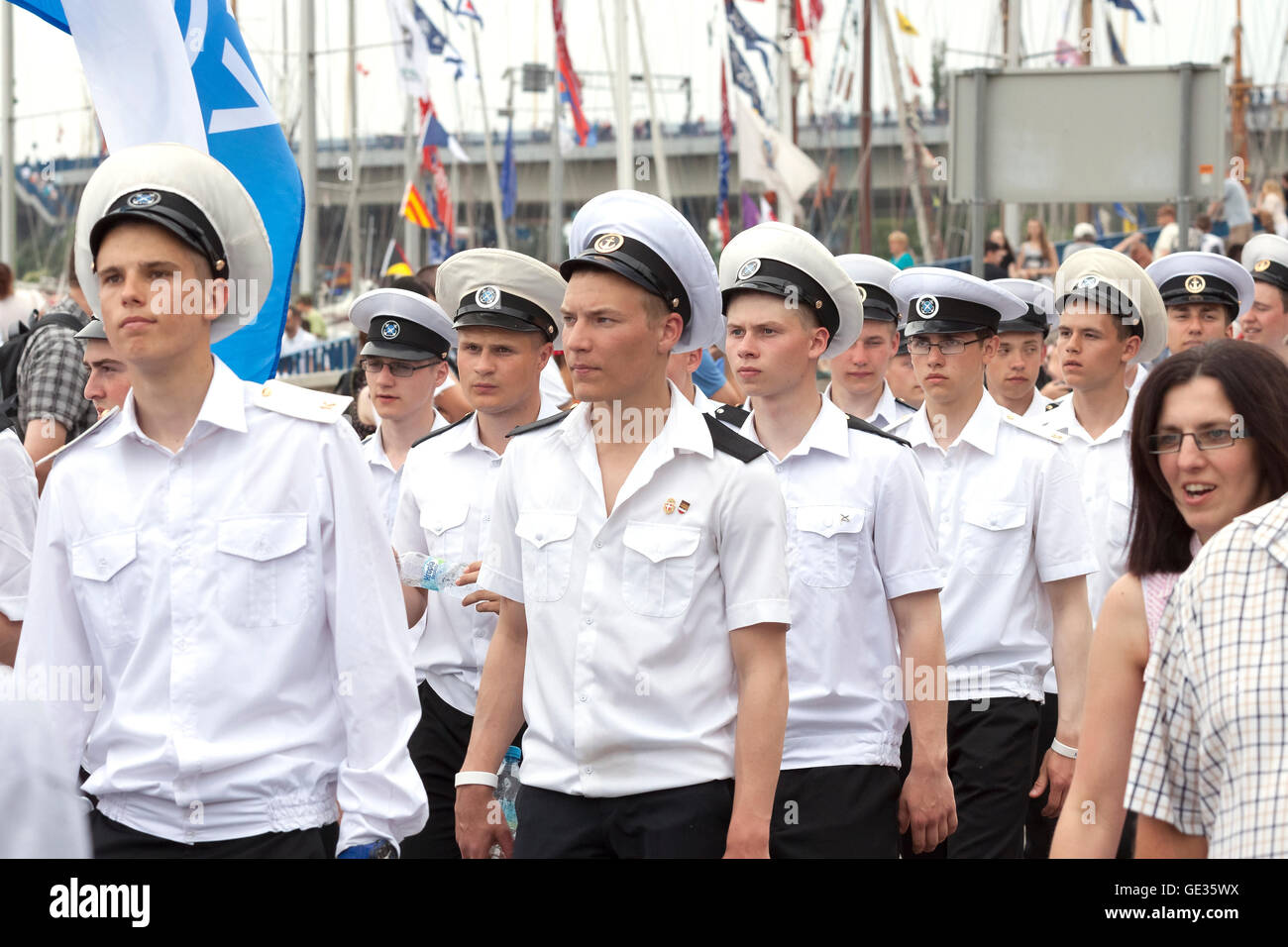 Stettin, Polen - 13. Juni 2015: Sedov Segeln Schiff Besatzung Parade auf Chrobry Damm während der hohen Schiffe Regatta 2015 endgültig. Stockfoto