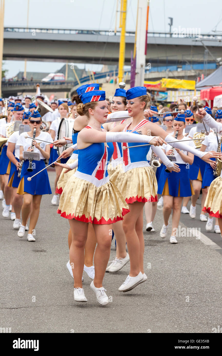 Stettin, Polen - 13. Juni 2015: Tänzerinnen im Segeln Schiffe Besatzungen Parade auf Chrobry Damm während der hohen Schiffe Regatta 2015 Stockfoto
