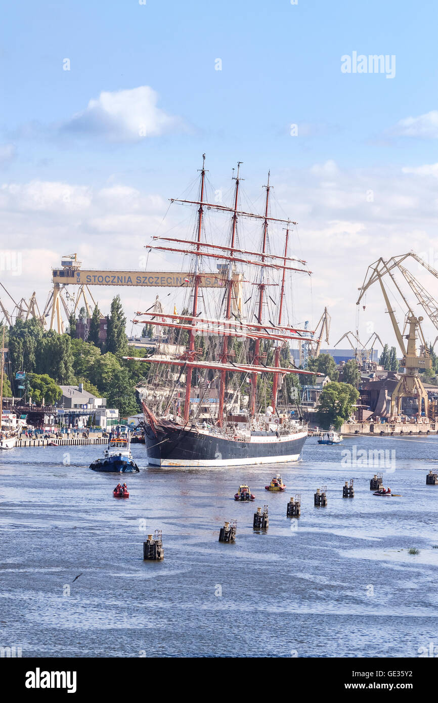 Russische Sedow, gehört zu den größten teilnehmenden Segelschiffen, den Hafen zu verlassen. Stockfoto