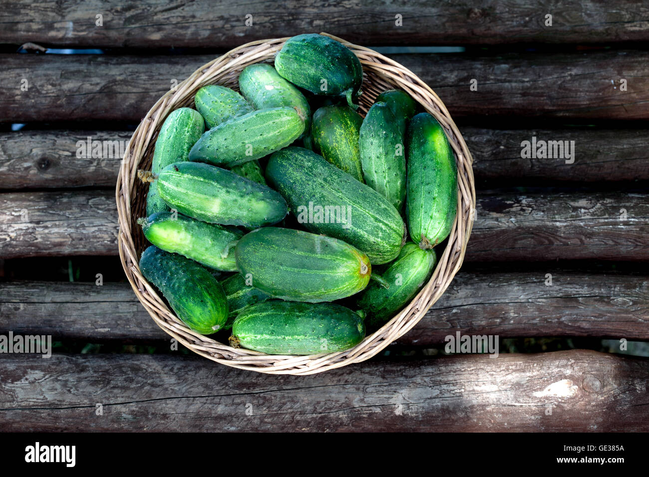 Top Schuss von Gurken im Weidenkorb Stockfoto