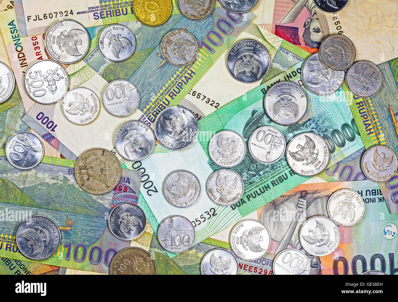 Geld aus Indonesien, Rupiah Banknoten und Münzen. Stockfoto