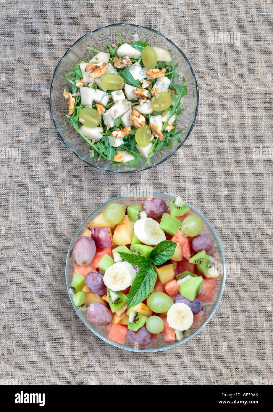 Top Shot Salat mit frischem Obst und Gemüse Stockfoto