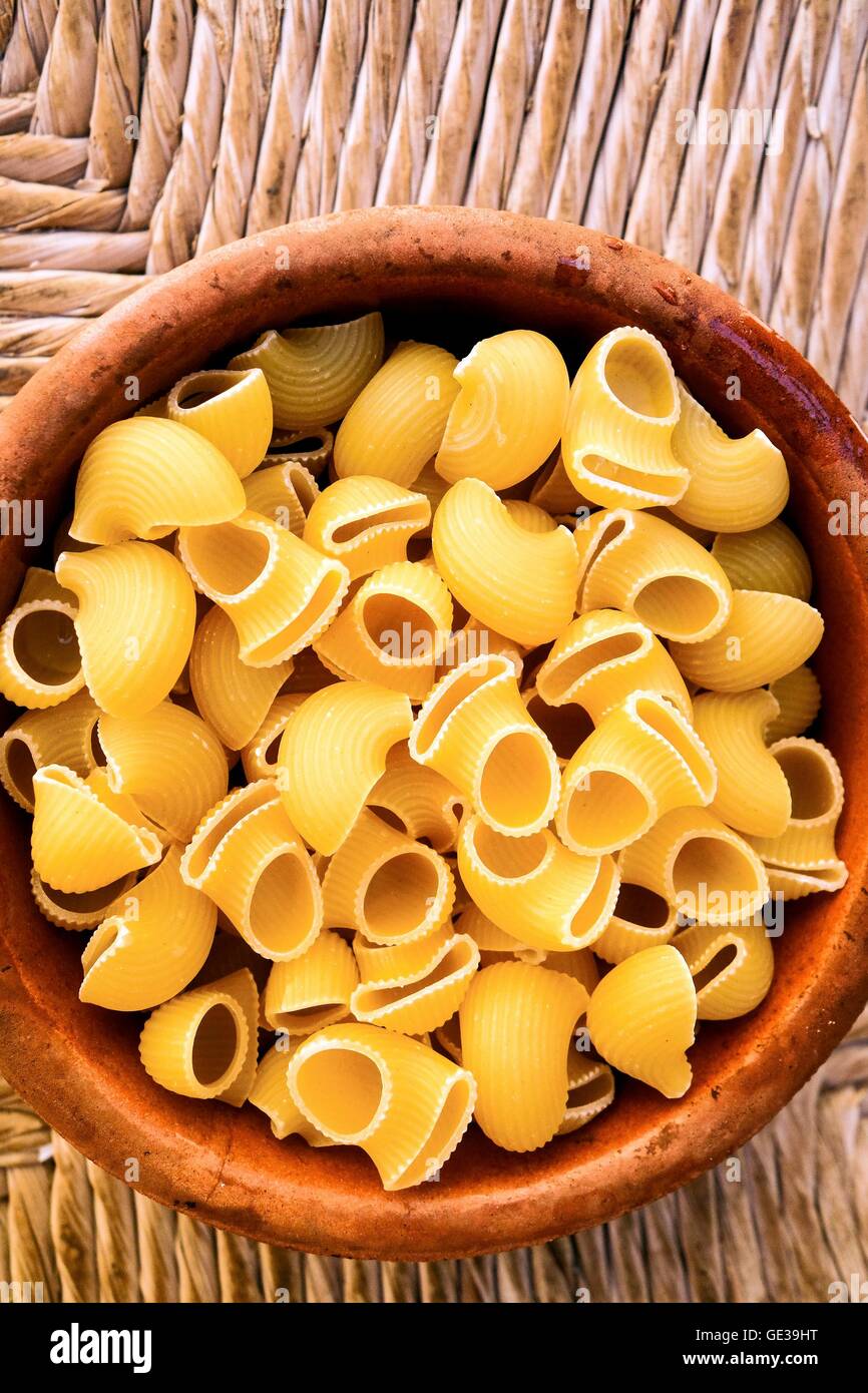 Ungekocht Conchiglie Pasta Muscheln in eine Schüssel geben Stockfoto