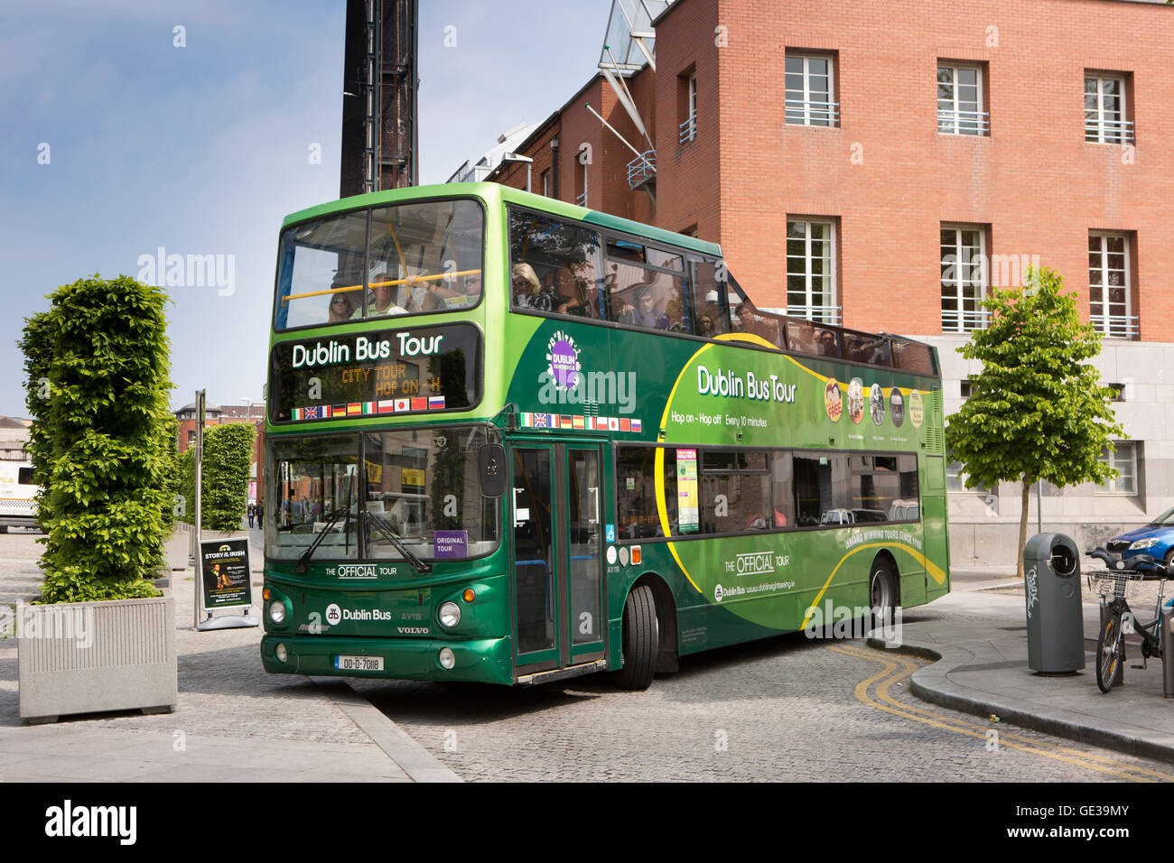 Irland, Dublin, Smithfield Square, Dublin Bus Tour öffnen gekrönt Bus vorbei Jameson Distillery Stockfoto