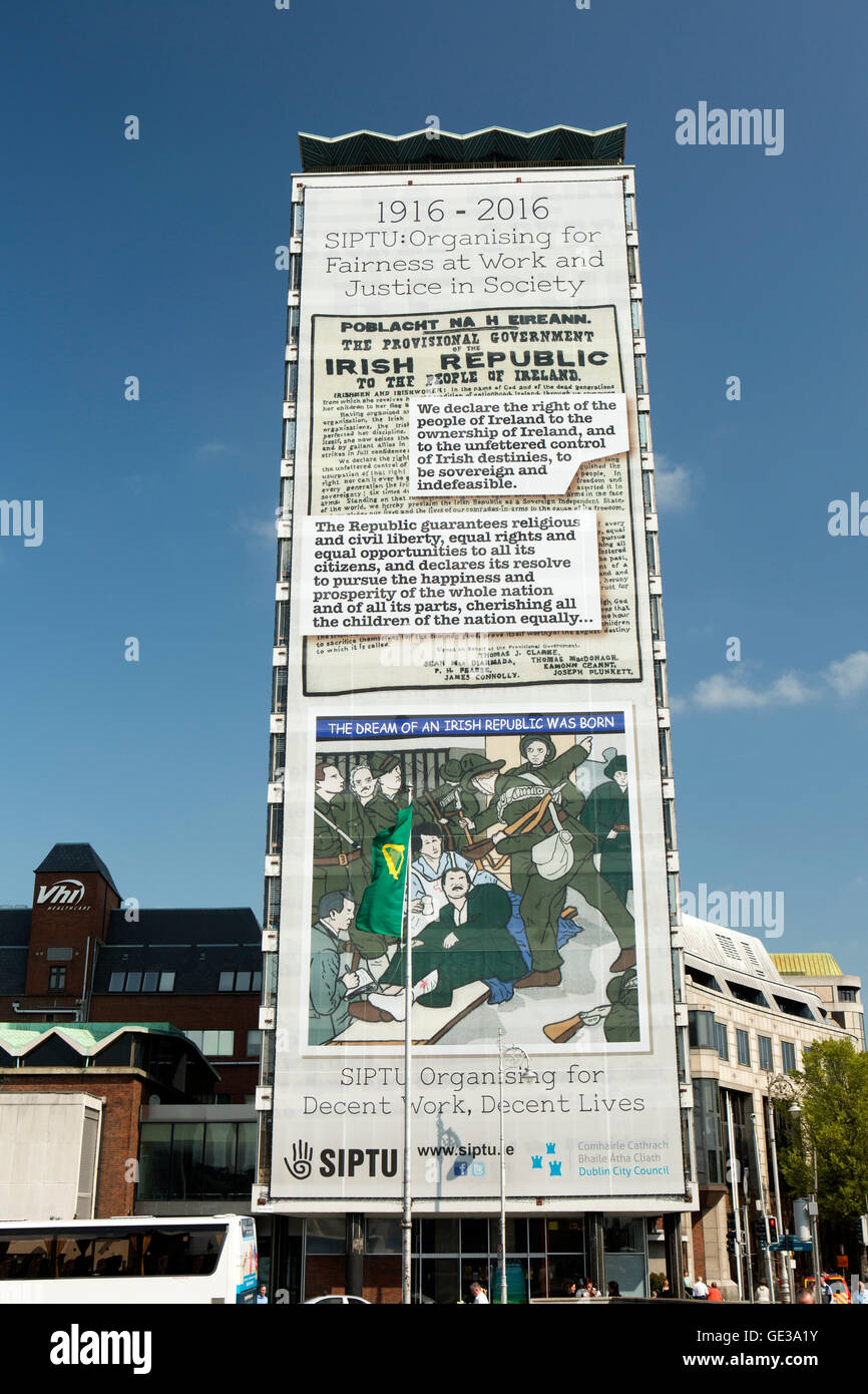 Irland, Dublin, Eden Quay SIPTU Gewerkschaft hundertjährigen Banner am Flussufer Gebäude abdecken Stockfoto