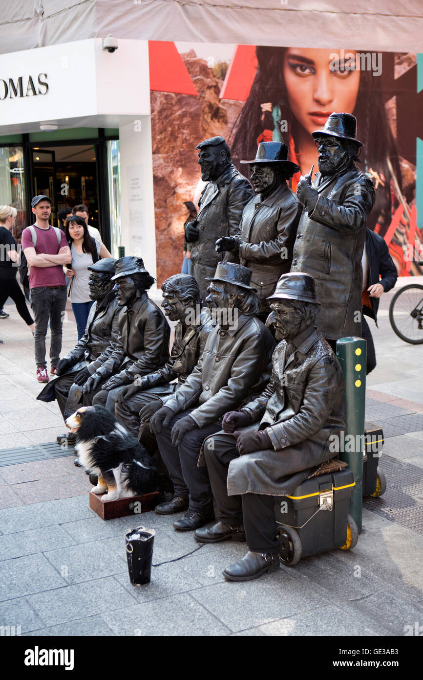 Irland, Dublin, Grafton Street, Straßenmusikanten, menschliche Statuen in schwarz gekleidet Stockfoto