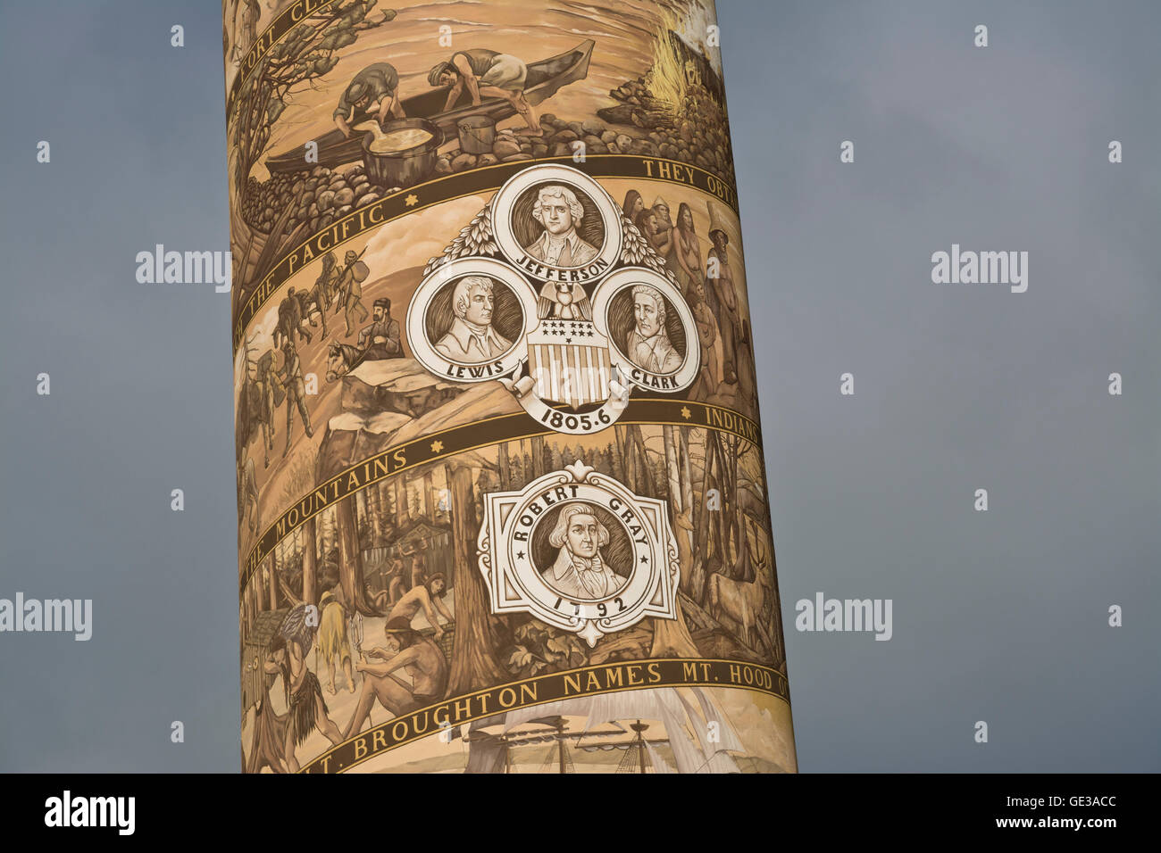 Detail-Nahaufnahme des Kunstwerks auf der Astoria-Spalte mit 4 historischen Persönlichkeiten, Lewis und Clark, Thomas Jefferson und Robert Gray. Stockfoto