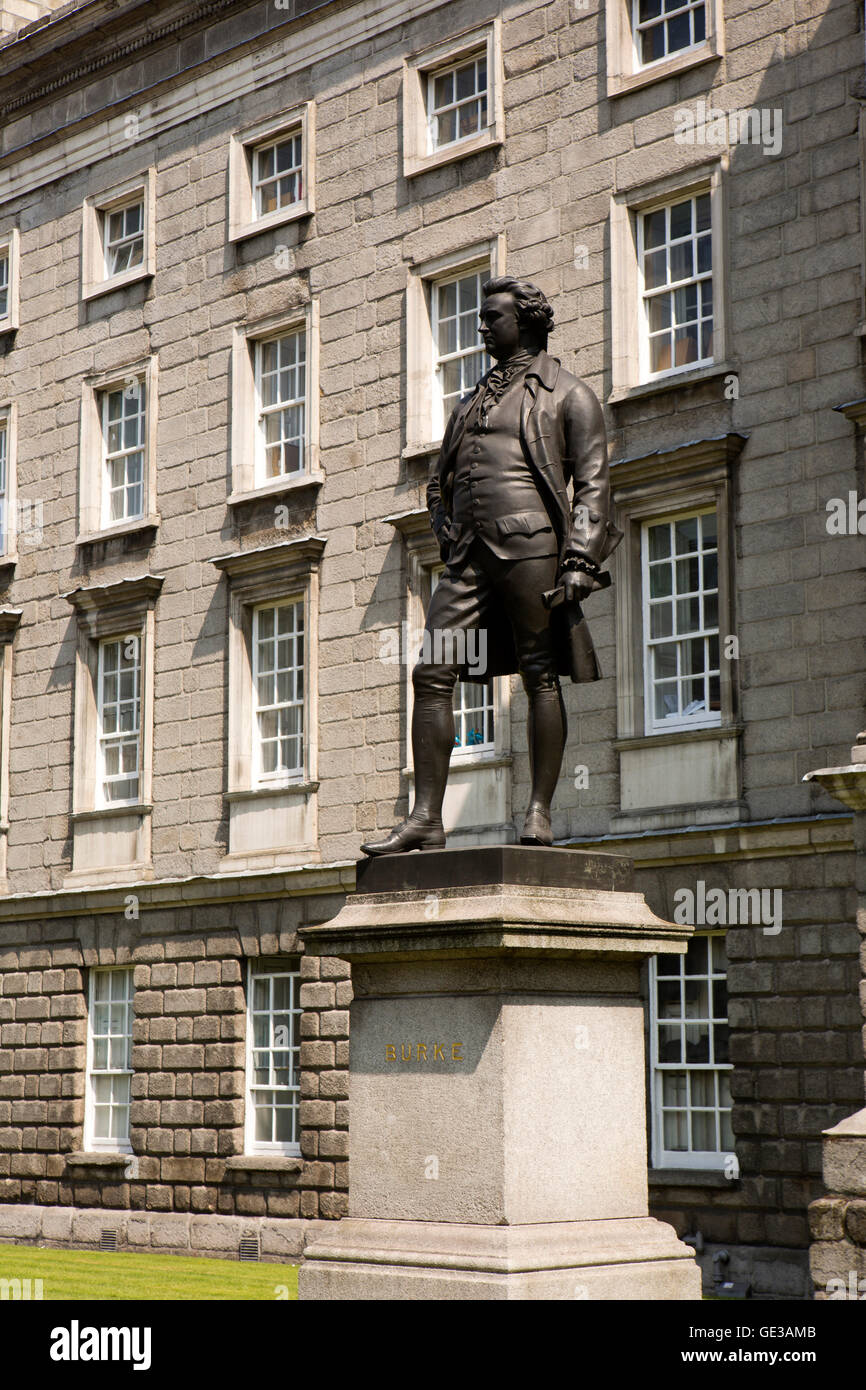 Irland, Dublin, College Green, Trinity College Eingang Statue der Staatsmann Edmund Burke von Henry Foley Stockfoto