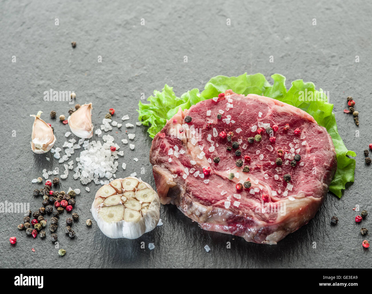 Rib-Eye Steak auf dem schwarzen Graphit-Tablett. Stockfoto