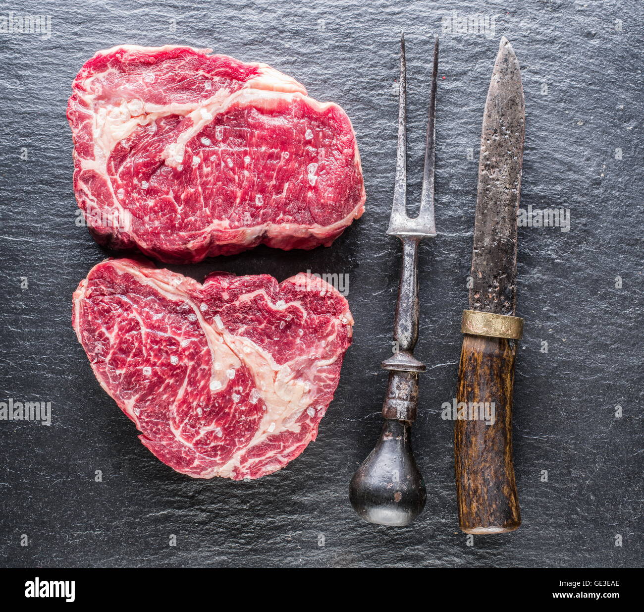 Rib-Eye-Steaks auf dem schwarzen Hintergrund. Stockfoto