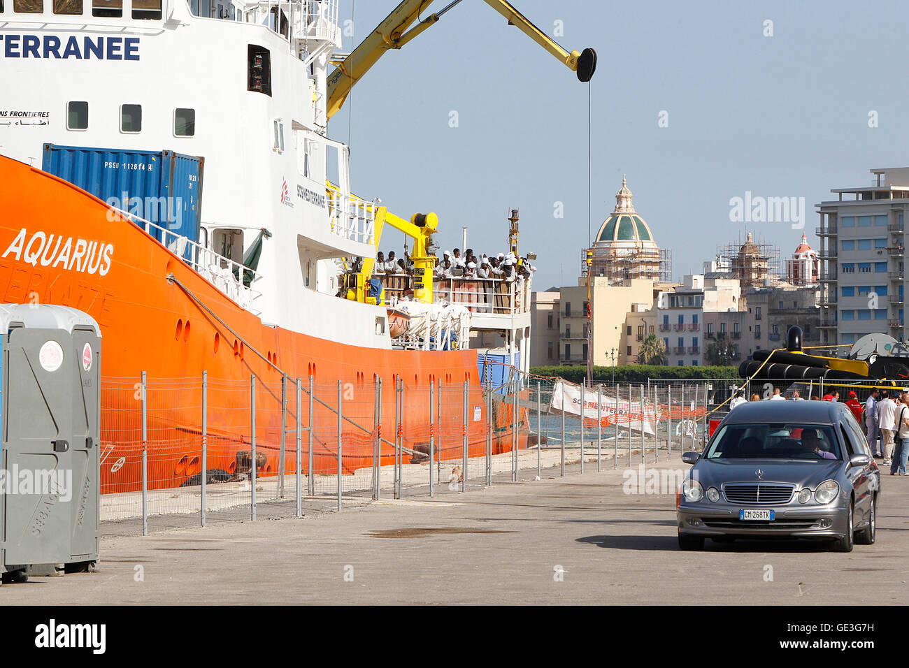 Trapani, Sizilien, Italien. 22. Juli 2016. MV Aquarius, ein Rettungsschiff, betrieben von Medecins Sans Frontieres, kommt in Trapani, Sizilien, Italien, und liefert seine Ladung von Leichen. Die MV Aquarius entdeckt 22 Tote Migranten in einem Schlauchboot Anfang dieser Woche.  Bildnachweis: Stanislao Savalli/Alamy Live-Nachrichten Stockfoto