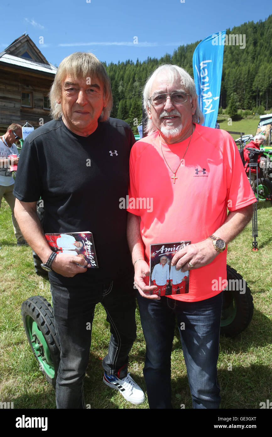 Bad Kleinkirchheim, Österreich. 22. Juli 2016. Deutsche Duo sterben Amigos (Bernd Und Karl-Heinz Ulrich) posieren, während des Künstlers als Teil der Open-Air-Veranstaltung "Wenn Die Musi Spielt" ("Wenn die Musik spielt") in Bad Kleinkirchheim, Österreich, 22. Juli 2016. Foto: BODO SCHACKOW/Dpa - NO WIRE SERVICE - © Dpa/Alamy Live-Nachrichten Stockfoto