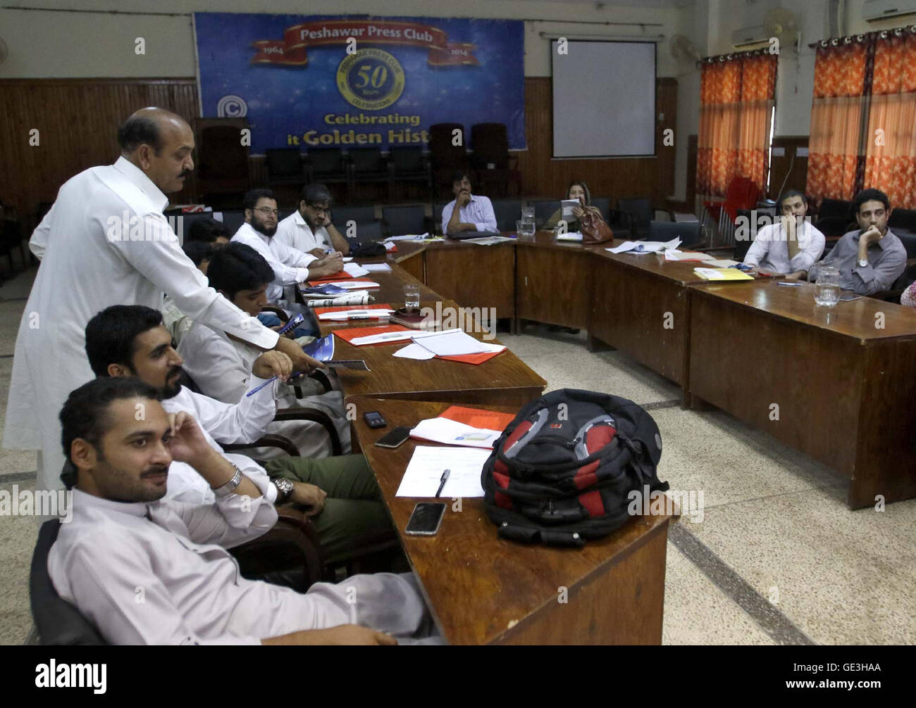Journalisten nehmen in drei Tagen, den Workshop zum Thema Journalismus in Peshawar Presseclub arrangiert von Pakistan Presse Stiftung auf Freitag, 22. Juli 2016 statt. Stockfoto