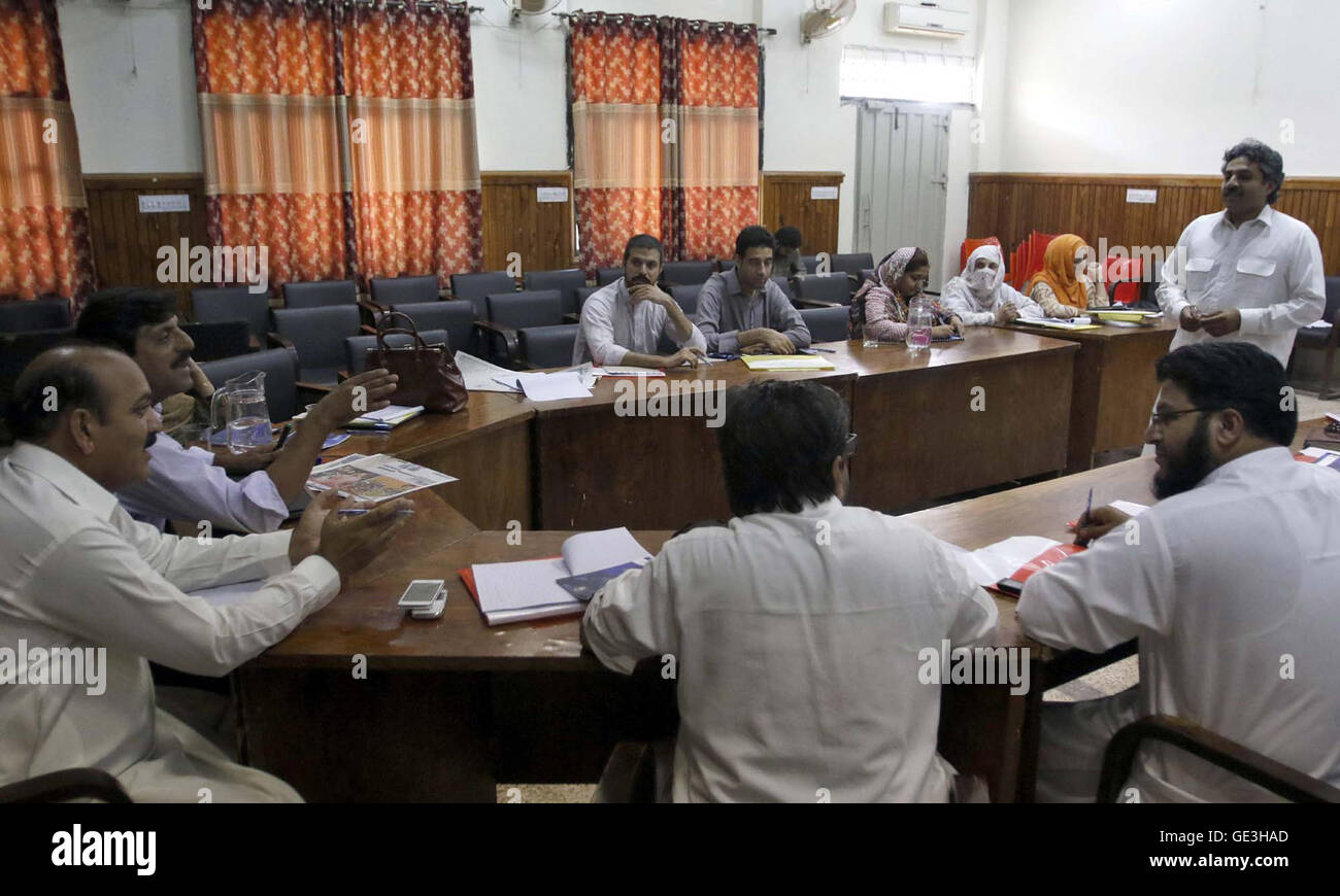 Journalisten nehmen in drei Tagen, den Workshop zum Thema Journalismus in Peshawar Presseclub arrangiert von Pakistan Presse Stiftung auf Freitag, 22. Juli 2016 statt. Stockfoto