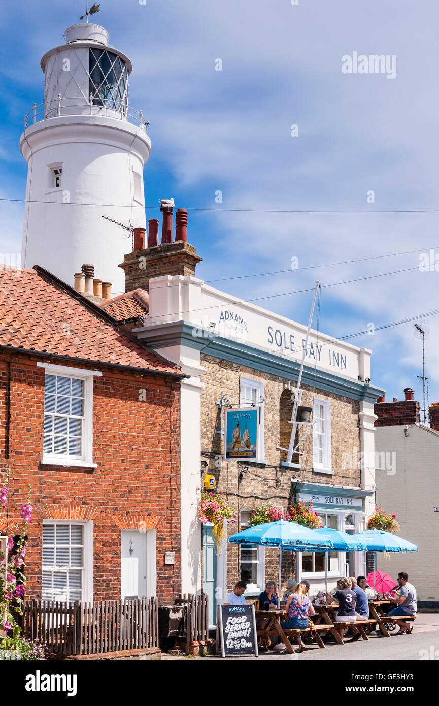 Southwold, Suffolk, UK. 22. Juli 2016. Menschen sitzen vor den alleinigen Bay Inn Adnams Pub an einem heißen Sommer-Nachmittag in Southwold, Suffolk, England, Uk. Tim Oram/Alamy Live-Nachrichten Stockfoto