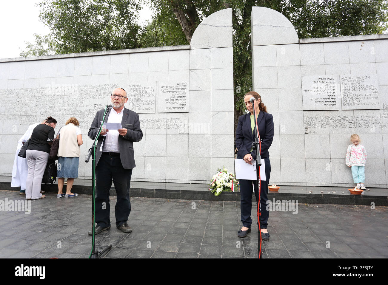 Polen, Warschau, 22. Juli 2016: Menschen marschierten in Erinnerung an die ermordeten Juden während des zweiten Weltkrieges im Warschauer Ghetto. Bildnachweis: Madeleine Ratz/Alamy Live-Nachrichten Stockfoto