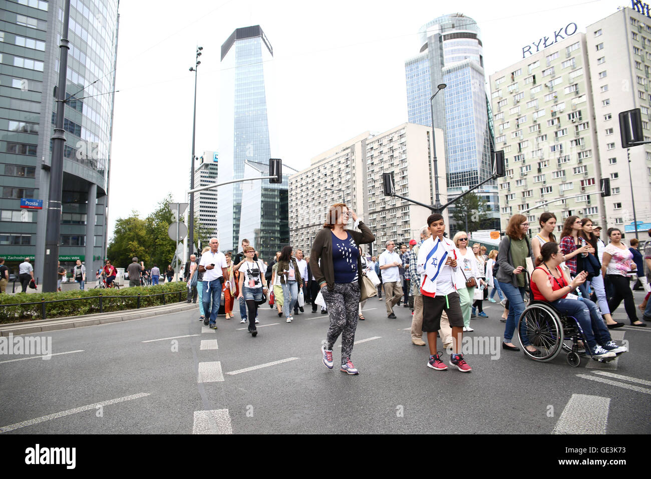 Polen, Warschau, 22. Uly 2016: Demonstranten statt März in Erinnerung an die ermordeten Juden in 1942 Warschauer Ghetto Bereich der zweiten Weltkrieg Kredite herumlaufen: Jake Ratz/Alamy Live News Stockfoto