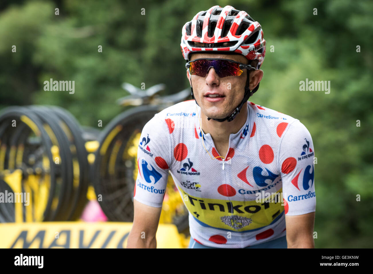 Tour de France. 22nf Juli 2016. Saint-Germain-Les-Bains, ritt FR. Rafal Majka (Tinkoff) in der Ausreißergruppe für den überwiegenden Teil des Tages mehrere Berg Klassifizierung Punkte um seinen Vorsprung auf die nächsten Verfolger Thomas De Gendt (Lotto-Soudal) zu sammeln. John Kavouris/Alamy Live-Nachrichten Stockfoto