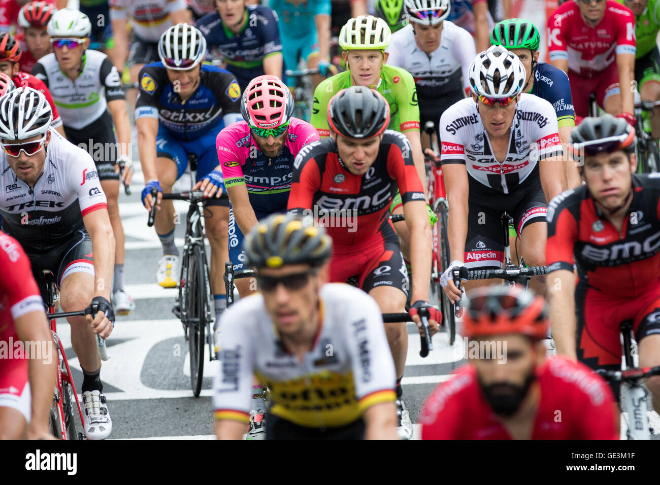 Tour de France. 22. Juli 2016. Saint-Gervais-Les-Bains, FR. Riders in dem Grupetto überqueren die Ziellinie, erleichtert für die Bühne vorbei zu sein. Grupetto Fahrer sind nicht mehr für Zeit oder Platzierungen auf einer Bühne, innerhalb der Zeit Schnitt einfach ins Rennen. John Kavouris/Alamy Live-Nachrichten Stockfoto