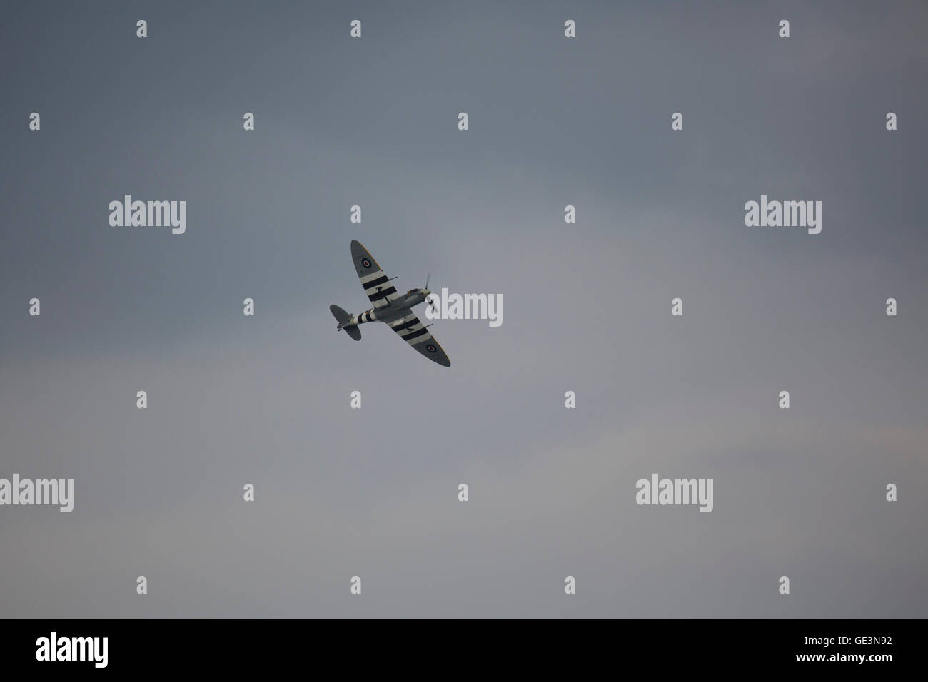 Sunderland, Vereinigtes Königreich. 22. Juli 2016. Ein Spitfire Jagdflugzeug fliegt an der Sunderland International Airshow in Sunderland, England. Das Flugzeug ist Teil des Battle of Britain Memorial Flight. Die jährliche Veranstaltung zieht bis zu 1 Million Besucher pro Jahr und seit 1988 statt. Bildnachweis: Stuart Forster/Alamy Live-Nachrichten Stockfoto