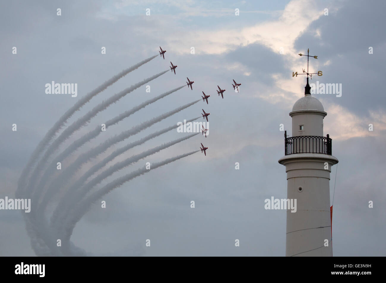 Sunderland, Vereinigtes Königreich. 22. Juli 2016. Die Red Arrows fliegen Seaburn Leuchtturm während Sunderland International Airshow in Sunderland, England. Die jährliche Veranstaltung zieht bis zu 1 Million Besucher pro Jahr und seit 1988 statt. Bildnachweis: Stuart Forster/Alamy Live-Nachrichten Stockfoto