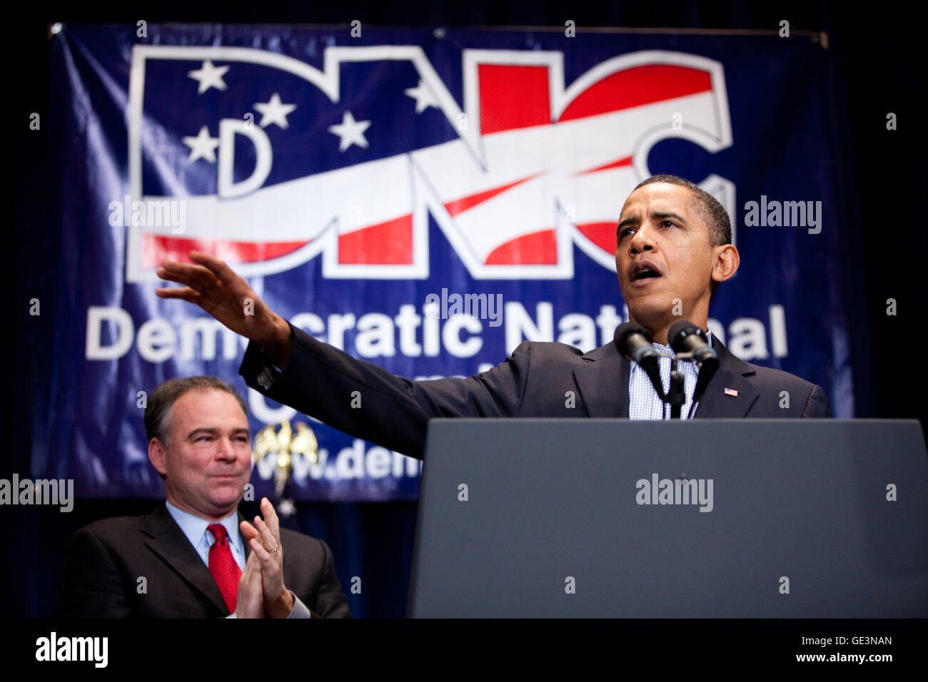 Washington, District Of Columbia, USA. 6. Februar 2010. US-Präsident Barack Obama erhält Beifall von Democratic National Committee Chairman Tim Kaine (L), wie er Bemerkungen auf dem demokratischen National Committee (DNC)-Winter-treffen am Samstag, 6. Februar 2010 in Washington, DC liefert. Top Parteifunktionäre und Unterstützern gesammelt für das jährliche Treffen um ihre Agenda für das Jahr zu kartieren. Bildnachweis: Brendan Hoffman - Pool über CNP © Brendan Hoffman/CNP/ZUMA Draht/Alamy Live-Nachrichten Stockfoto