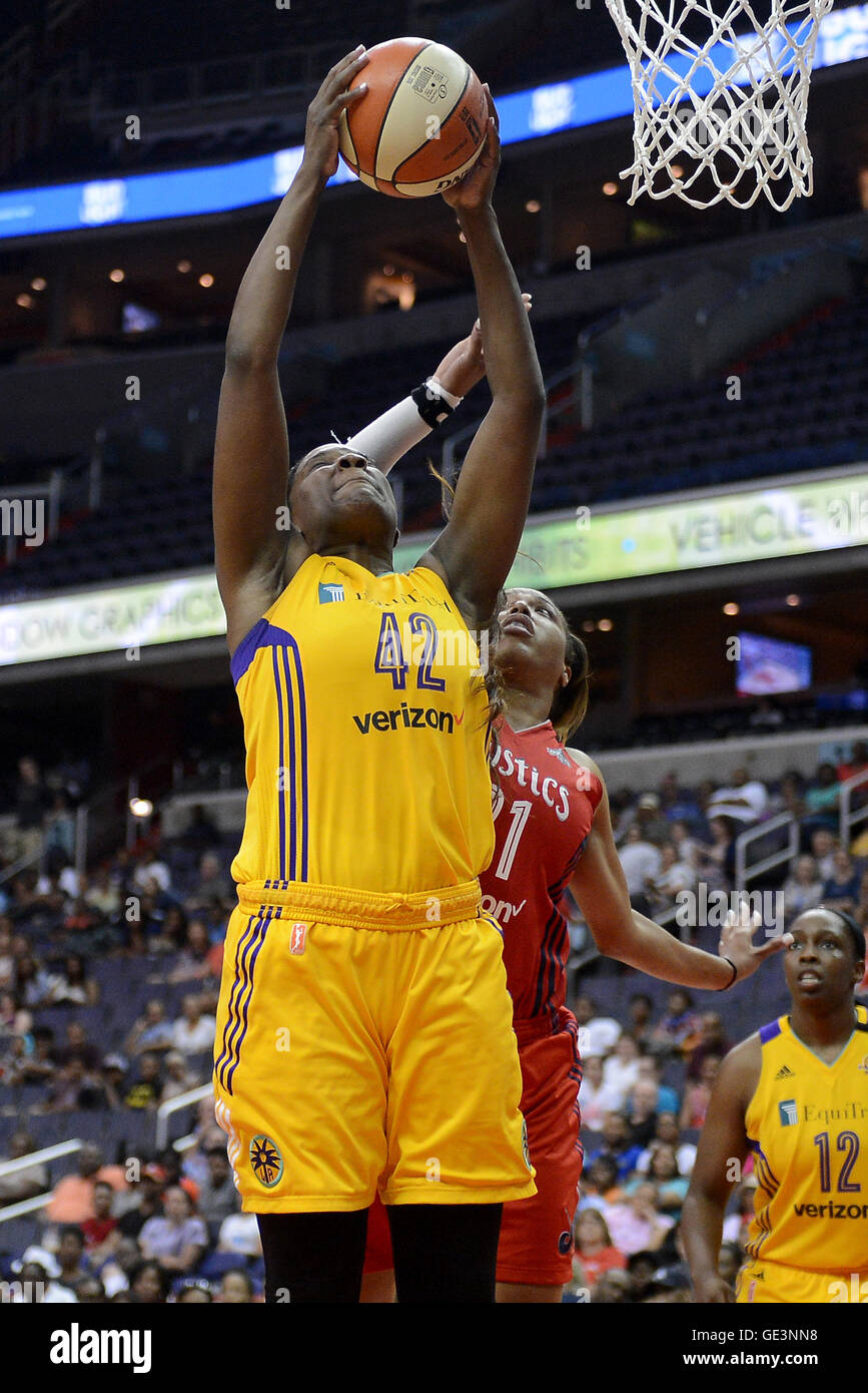 Washington, DC, USA. 22. Juli 2016. 20160722 - Los Angeles Sparks Zentrum JANTEL Lavendel (42) nach unten einen Rebound gegen Washington Mystiker zieht vorwärts TIANNA HAWKINS (21) in der zweiten Hälfte im Verizon Center in Washington. © Chuck Myers/ZUMA Draht/Alamy Live-Nachrichten Stockfoto