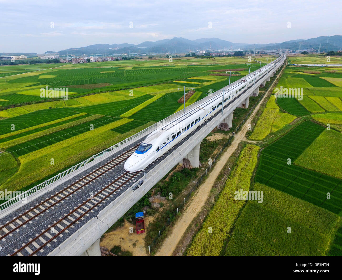 (160723)--BOSE, 23. Juli 2016 (Xinhua)--ein High-Speed-Zug fährt in Bose City, Süd-China Autonome Region Guangxi Zhuang, 22. Juli 2016. Gab es mehr als 5 Milliarden Passagierfahrten auf Chinas weltberühmten Hochgeschwindigkeitszüge in acht Jahren, nach den neuen Daten aus der nationalen Bahnbetreiber. Seit seinem Debüt im Jahr 2008 China Hochgeschwindigkeits-Eisenbahn (HSR) ein durchschnittliches jährliches Wachstum von über 30 Prozent in Passagierfahrten, gesehen hat, sagte der China Railway Corporation (SFB) am Donnerstag, dem Tag nach China angekündigt, seine Länge der HSR bis 2025 verdoppeln. (Xinhua/Wei Wanzhong) (Lfj) Stockfoto