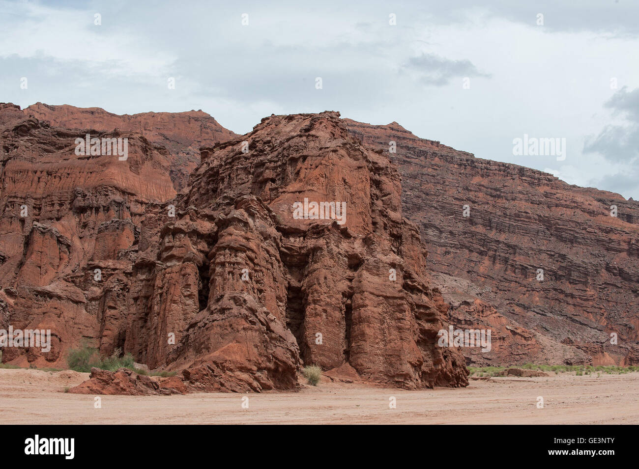 Aksu. 22. Juli 2016. Foto am 22. Juli 2016 zeigt Landschaften von Tomur Grand Canyon in Wensu County von Aksu Präfektur, Nordwesten Chinas Xinjiang Uygur Autonome Region. Tomur Grand Canyon, die verschiedenen Landschaftsformen, wurde als Chinas nationalen geologischen Park aufgeführt. © Liu Yuhe/Xinhua/Alamy Live-Nachrichten Stockfoto