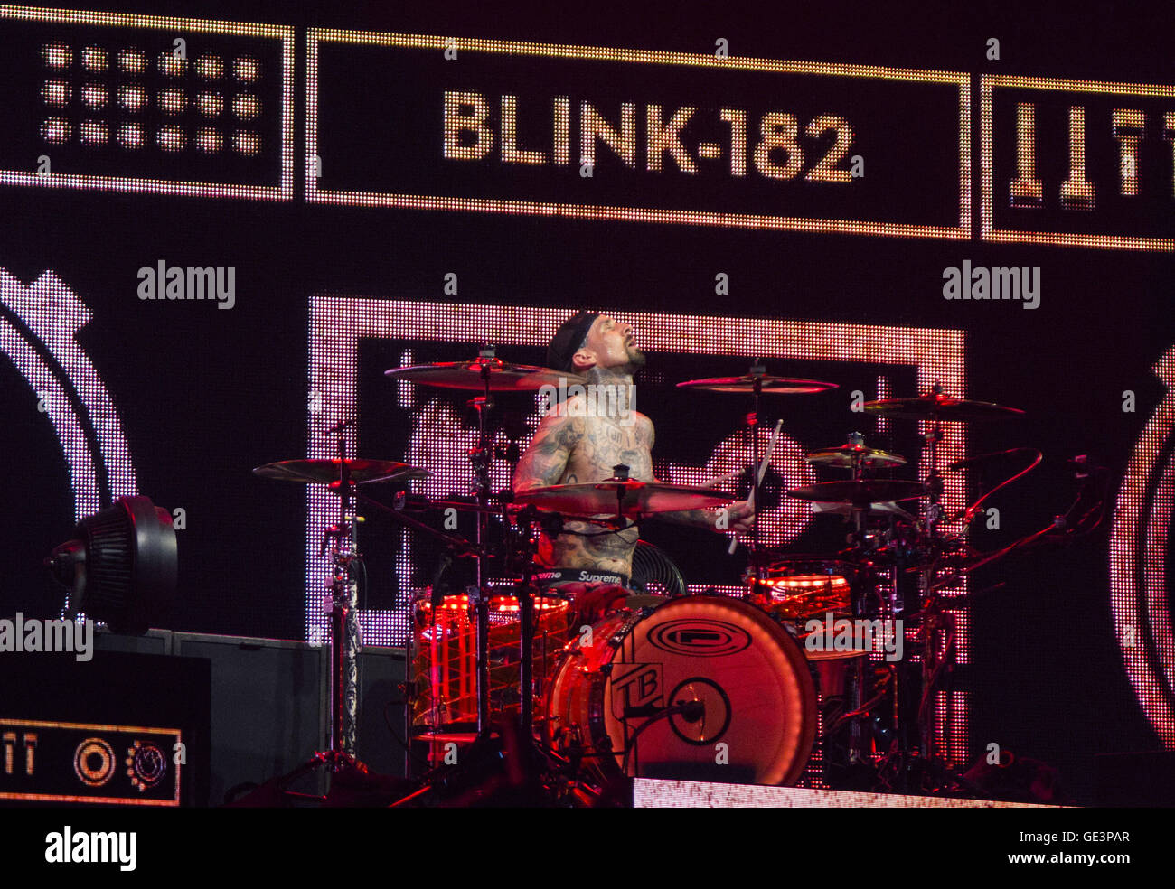 San Diego, CA, USA. 22. Juli 2016. 22. Juni 2016 führt - San Diego, Kalifornien, USA - Schlagzeuger Travis Barker von der Band Blink-182 während eines Konzerts in San Diego zu Beginn ihrer Tour 2016. Bildnachweis: KC Alfred/ZUMA Draht/Alamy Live-Nachrichten Stockfoto