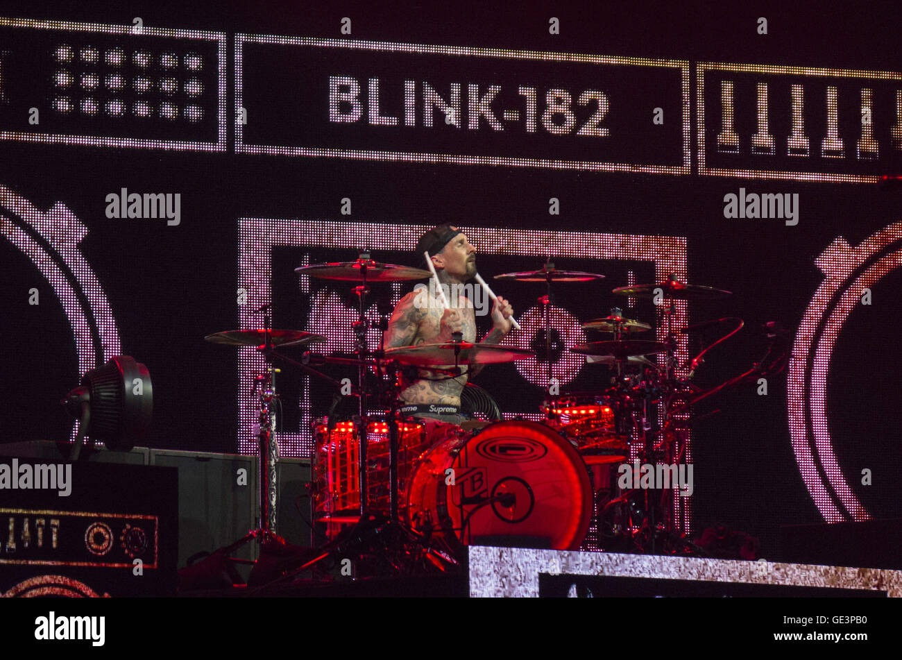 San Diego, CA, USA. 22. Juli 2016. 22. Juni 2016 führt - San Diego, Kalifornien, USA - Schlagzeuger Travis Barker von der Band Blink-182 während eines Konzerts in San Diego zu Beginn ihrer Tour 2016. Bildnachweis: KC Alfred/ZUMA Draht/Alamy Live-Nachrichten Stockfoto