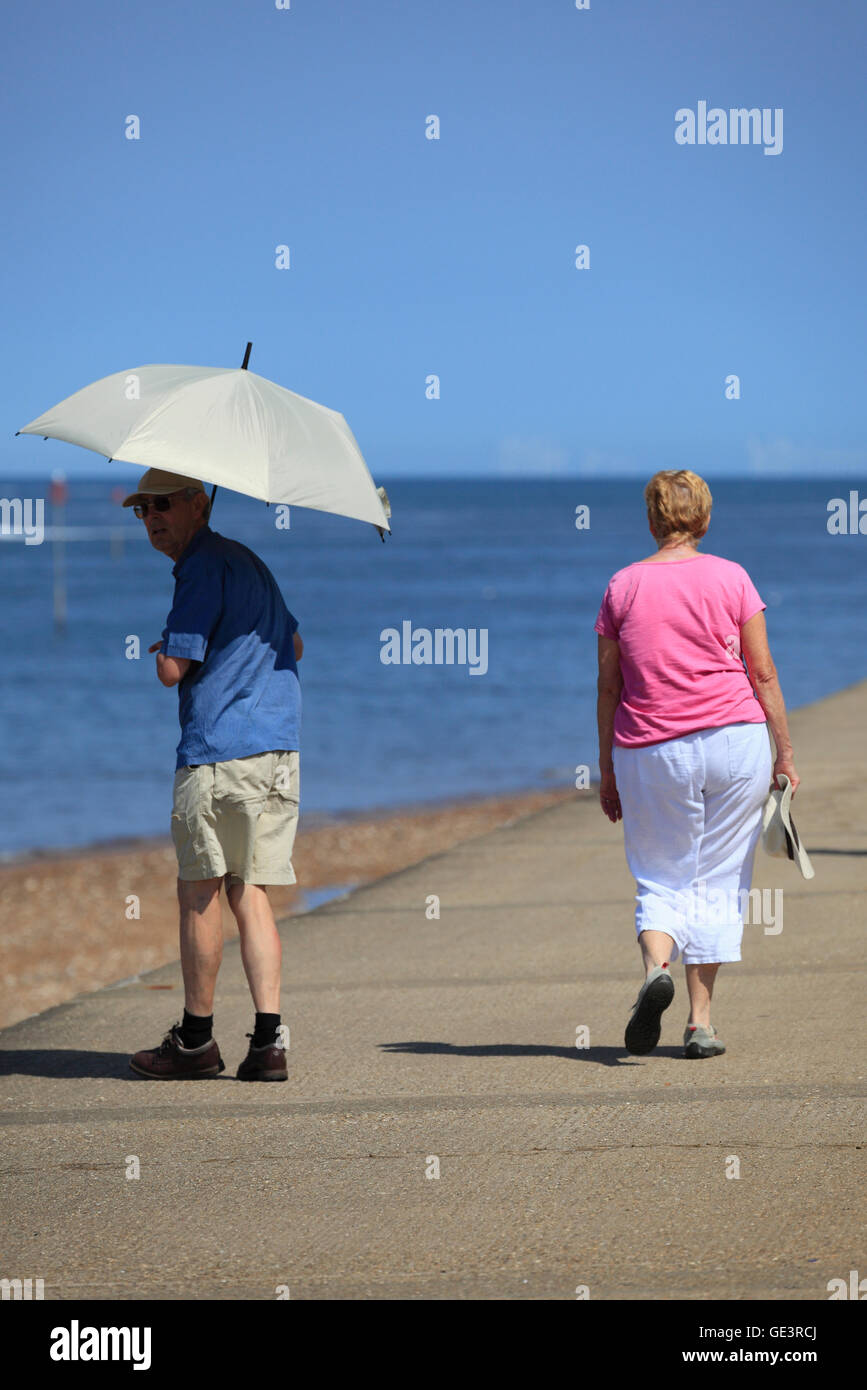 Hunstanton, Norfolk, England, UK. 23. Juli 2016. Ein paar Fuß entlang der Promenade. Bildnachweis: Stuart Aylmer/Alamy Live-Nachrichten Stockfoto