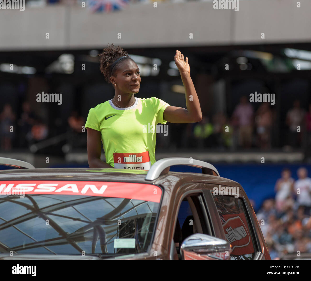 Queen Elizabeth Park, London, UK. 23. Juli 2016. London-Jubiläum-Leichtathletik. Dina Asher-Smith (GBR) tritt das Stadion auf der Ladefläche eines Lastwagens, den Zuschauern zuwinken. Bildnachweis: Aktion Plus Sport/Alamy Live-Nachrichten Stockfoto