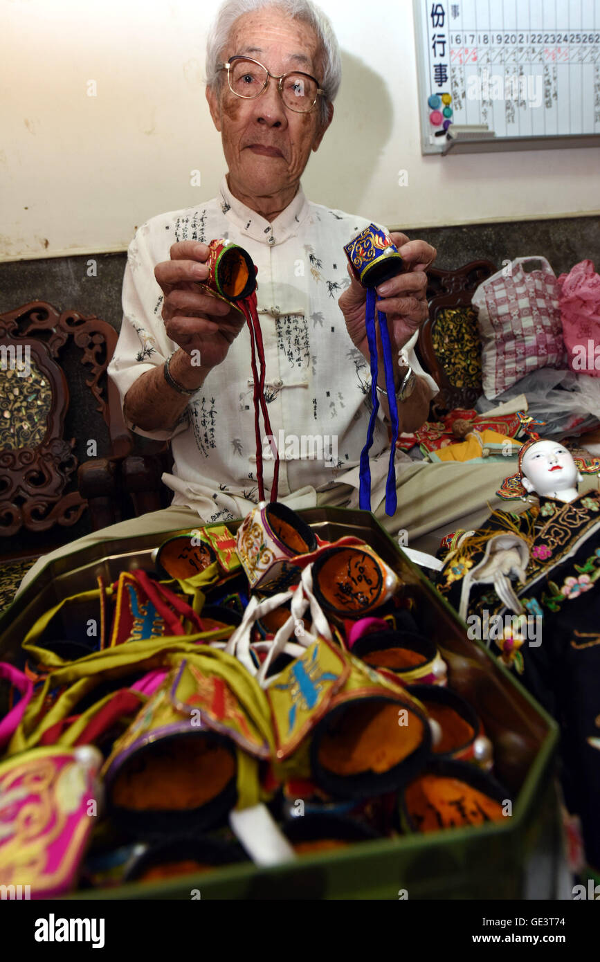 (160723)--TAIPEI, 23. Juli 2016 (Xinhua)--Chen Xihuang, ein 85-j hrige Handschuh Puppenspiel Erbe, zeigt seine Sammlung von Handpuppen in Taipei, Taiwan in Südost-China, 23. Juli 2016. Chen begann Handschuh Puppenspiel zu lernen, als er 13 Jahre alt, und er die dritte Generation Erbe dieser alten Kunstform in Taiwan ist. Handschuh Puppenspiel gehört zu den traditionellen Formen der Marionette Leistung beliebt in der Region von Süd-China. (Xinhua/Song Zhenping) (Wyl) Stockfoto