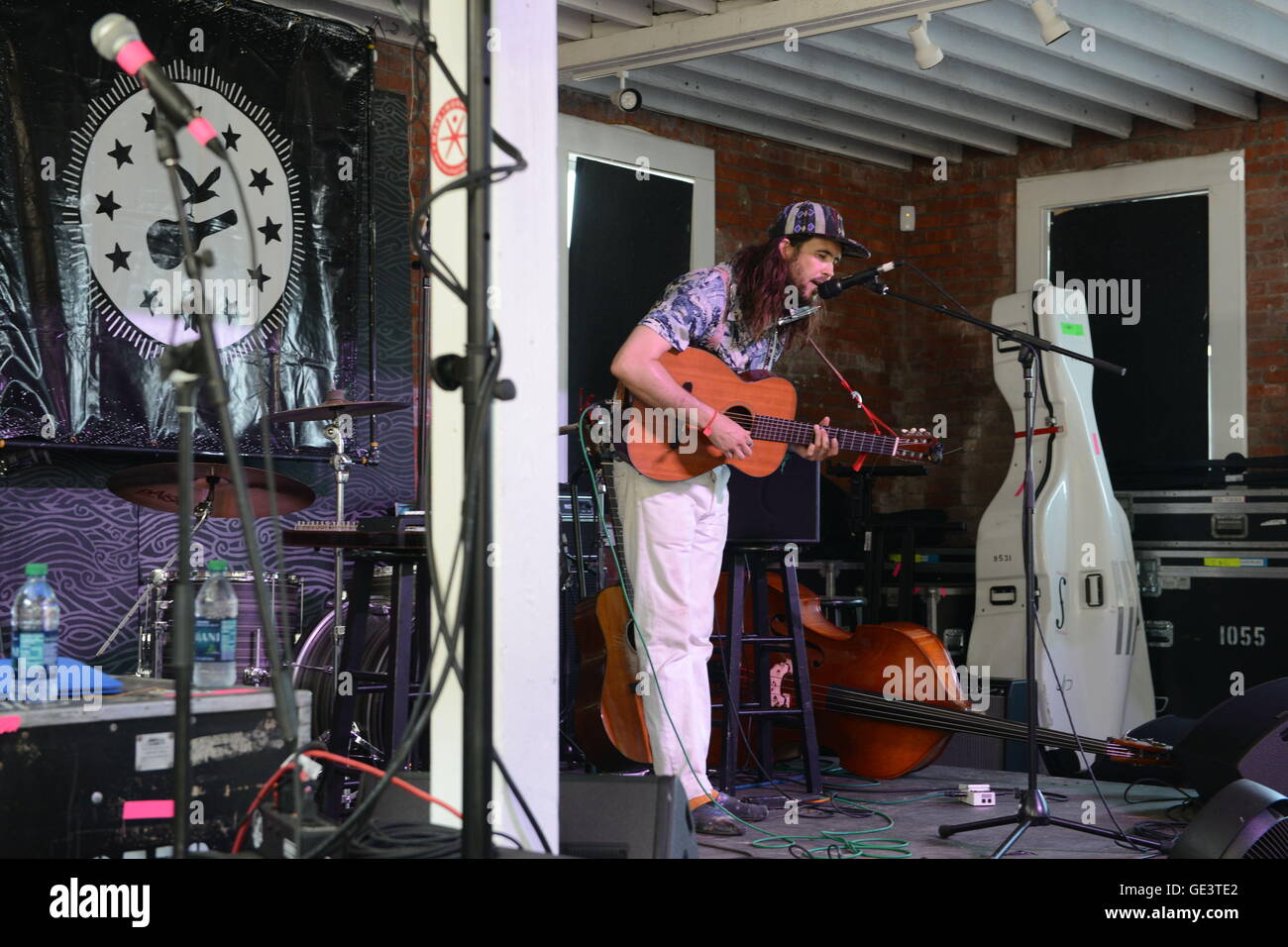 Newport, RI, USA. 23. Juli 2016. Elvis Perkins auf 2016 Newport Folk Festival. Newport, Rhode Island. 23.07.16. Sun-Sentinel Personal Fotograf Jim Rassol.SOUTH FLORIDA heraus; KEINE MAGS; KEIN VERKAUF; KEIN INTERNET; KEIN FERNSEHER. Bildnachweis: Sun-Sentinel/ZUMA Draht/Alamy Live-Nachrichten Stockfoto