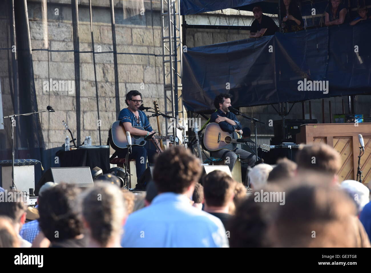 Newport, RI, USA. 23. Juli 2016. Flight of the Conchords auf 2016 Newport Folk Festival. Newport, Rhode Island. 23.07.16. Sun-Sentinel Personal Fotograf Jim Rassol.SOUTH FLORIDA heraus; KEINE MAGS; KEIN VERKAUF; KEIN INTERNET; KEIN FERNSEHER. Bildnachweis: Sun-Sentinel/ZUMA Draht/Alamy Live-Nachrichten Stockfoto
