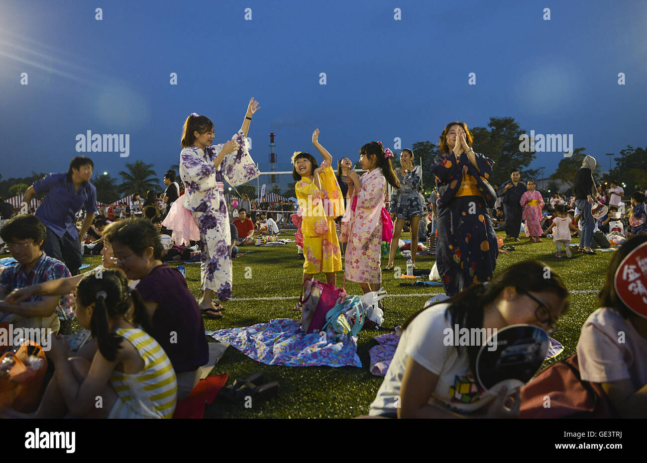 Shah Alam, Selangor, Malaysia. 23. Juli 2016. Malaysische trägt ein traditionelles Yukatas führen einen Tanz während der 40. Bon Odori Festival in Shah Alam, Malaysia. Teilnehmer, meist japanischen Bewohner in Malaysia, gekleidet in traditionellen Yukata und Happi feierten das Sommerfest als Erinnerung an die Dankbarkeit ihrer Vorfahren. © Kepy/ZUMA Draht/Alamy Live-Nachrichten Stockfoto