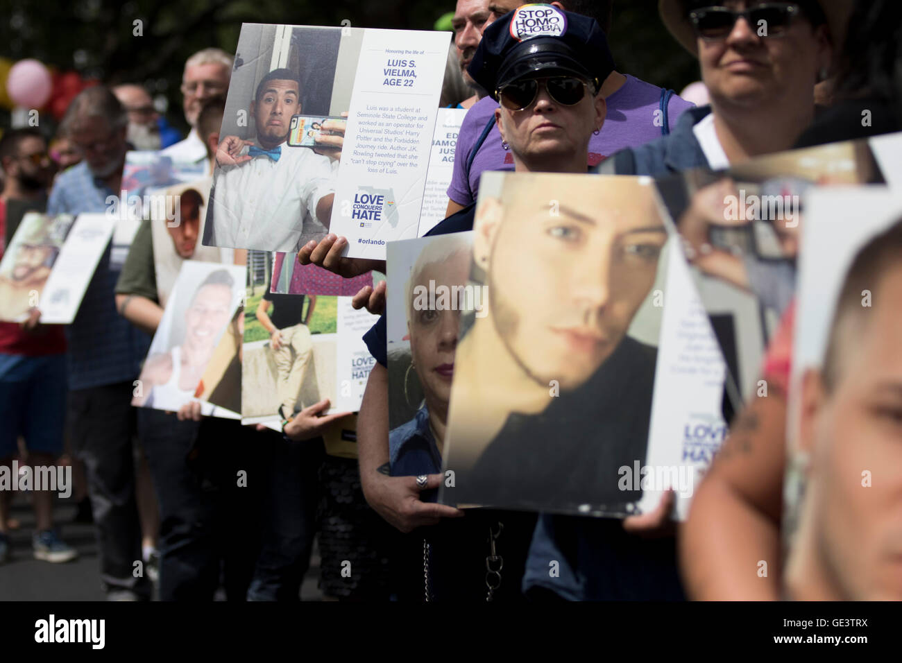 Berlin, Deutschland. 23. Juli 2016. Berlin Pride / Christopher Street Day zeigte seine Unterstützung für die Opfer der jüngsten Morde in einem Nachtclub in Orlando Credit: Craig Redmond/Alamy Live News Stockfoto