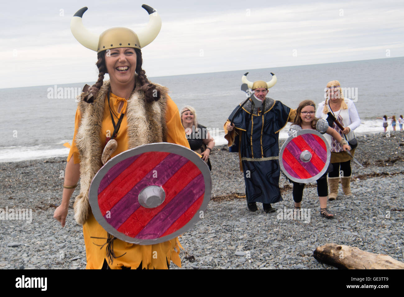 Aberystwyth Wales UK, Samstag, 23. Juli 2016 Gruppe von Menschen in Viking Fancy Dress Kostüme laufen bis zum Strand, die Teilnahme an den jährlichen Karneval und Prozession entlang der Promenade in Aberystwyth auf West Wales Küste Photo Credit: Keith Morris / Alamy Live News Stockfoto