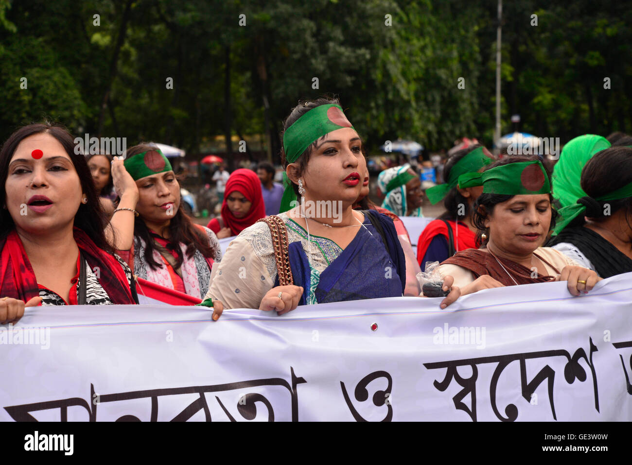 Dhaka, Bangladesch. 23. Juli 2016. Kombinierte kulturellen Bündnis (Shommilito Shangskritik Jotes) organisiert eine Prozession mit Liedern und Dichter gegen Militanz in landesweit an Shaheed Minar in Dhaka, Bangladesch. Am 23. Juli 2016 Credit: Mamunur Rashid/Alamy Live-Nachrichten Stockfoto