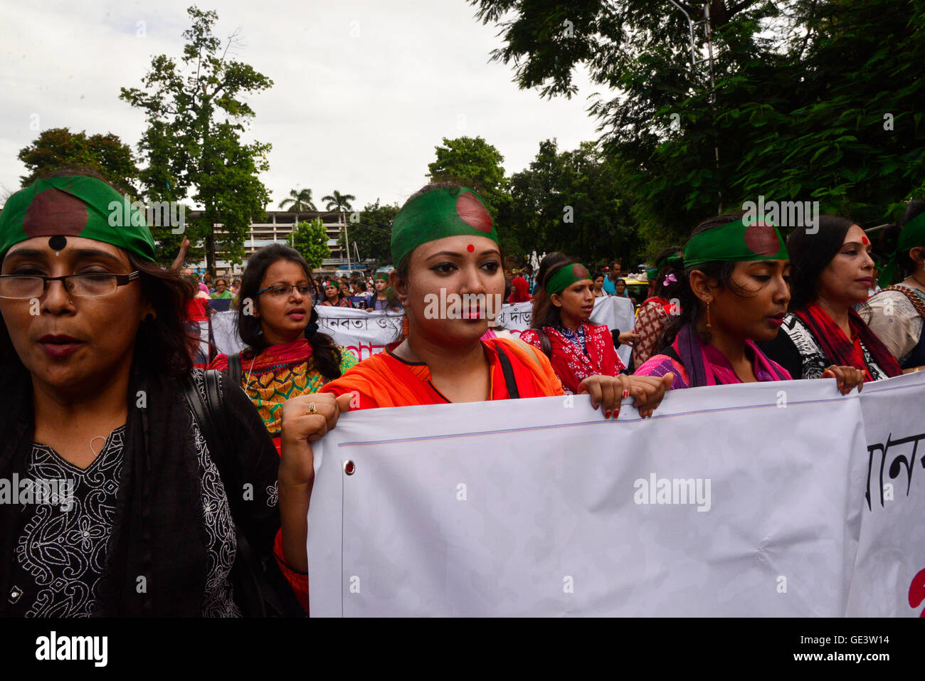 Dhaka, Bangladesch. 23. Juli 2016. Kombinierte kulturellen Bündnis (Shommilito Shangskritik Jotes) organisiert eine Prozession mit Liedern und Dichter gegen Militanz in landesweit an Shaheed Minar in Dhaka, Bangladesch. Am 23. Juli 2016 Credit: Mamunur Rashid/Alamy Live-Nachrichten Stockfoto