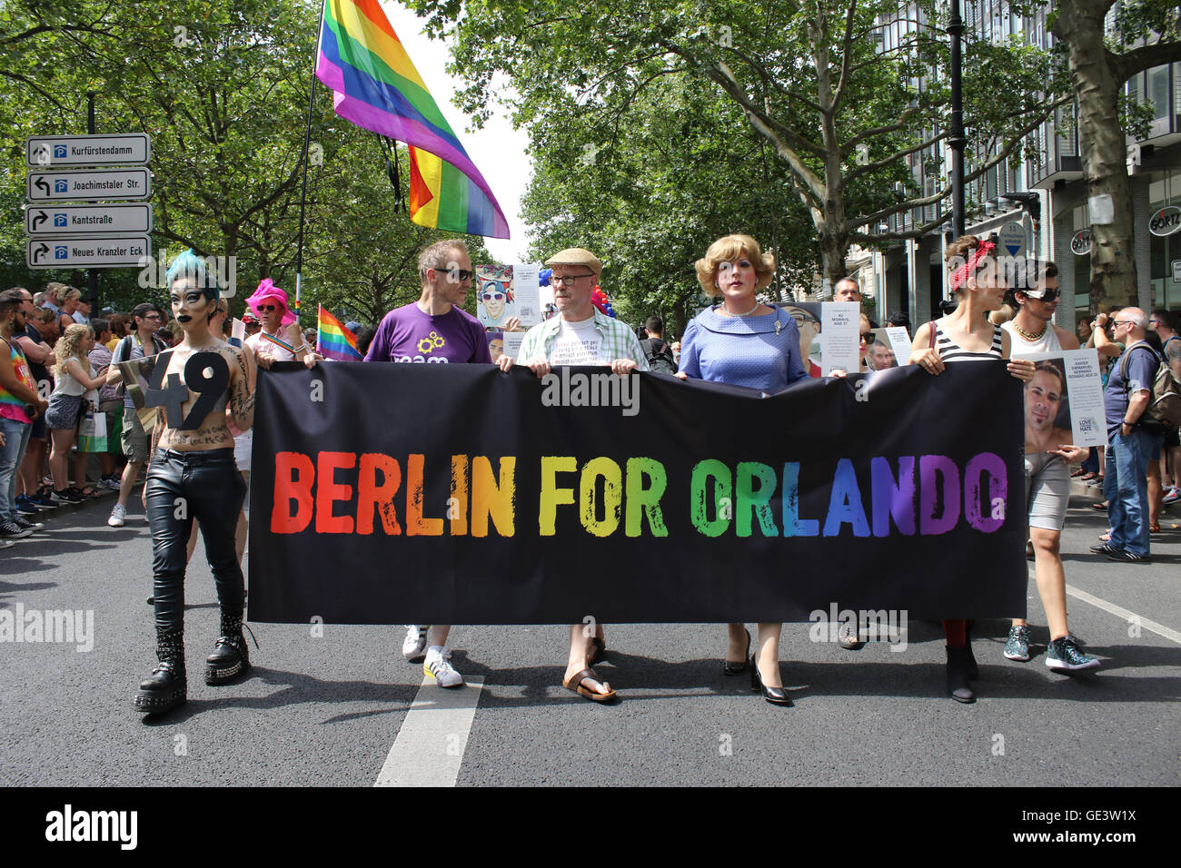 Berlin, Deutschland. 23. Juli 2016. Berlin Pride / Christopher Street Day zeigte seine Unterstützung für die Opfer der jüngsten Morde in einem Nachtclub in Orlando Credit: Craig Redmond/Alamy Live News Stockfoto