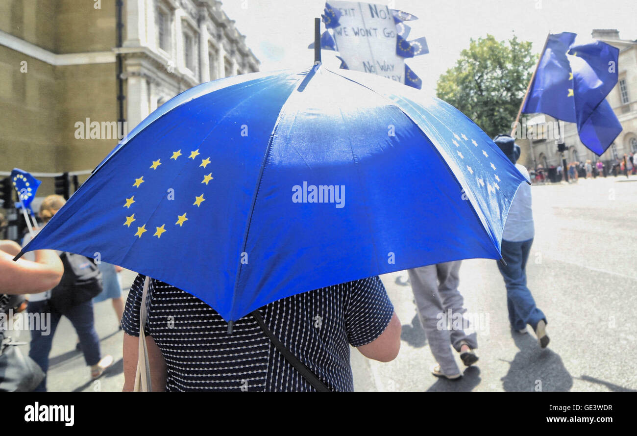 23. Juli 2016 - marschierten Hunderte von Aktivisten der pro-europäischen 10 Downing Street, Unterstützung für ein stärkeres Europa zu zeigen und in der EU zu bleiben. Ein Referendum für Großbritannien die EU verlassen wurde am 23. Juni statt und bestanden. © Gail Orenstein/ZUMA Draht/Alamy Live-Nachrichten Stockfoto