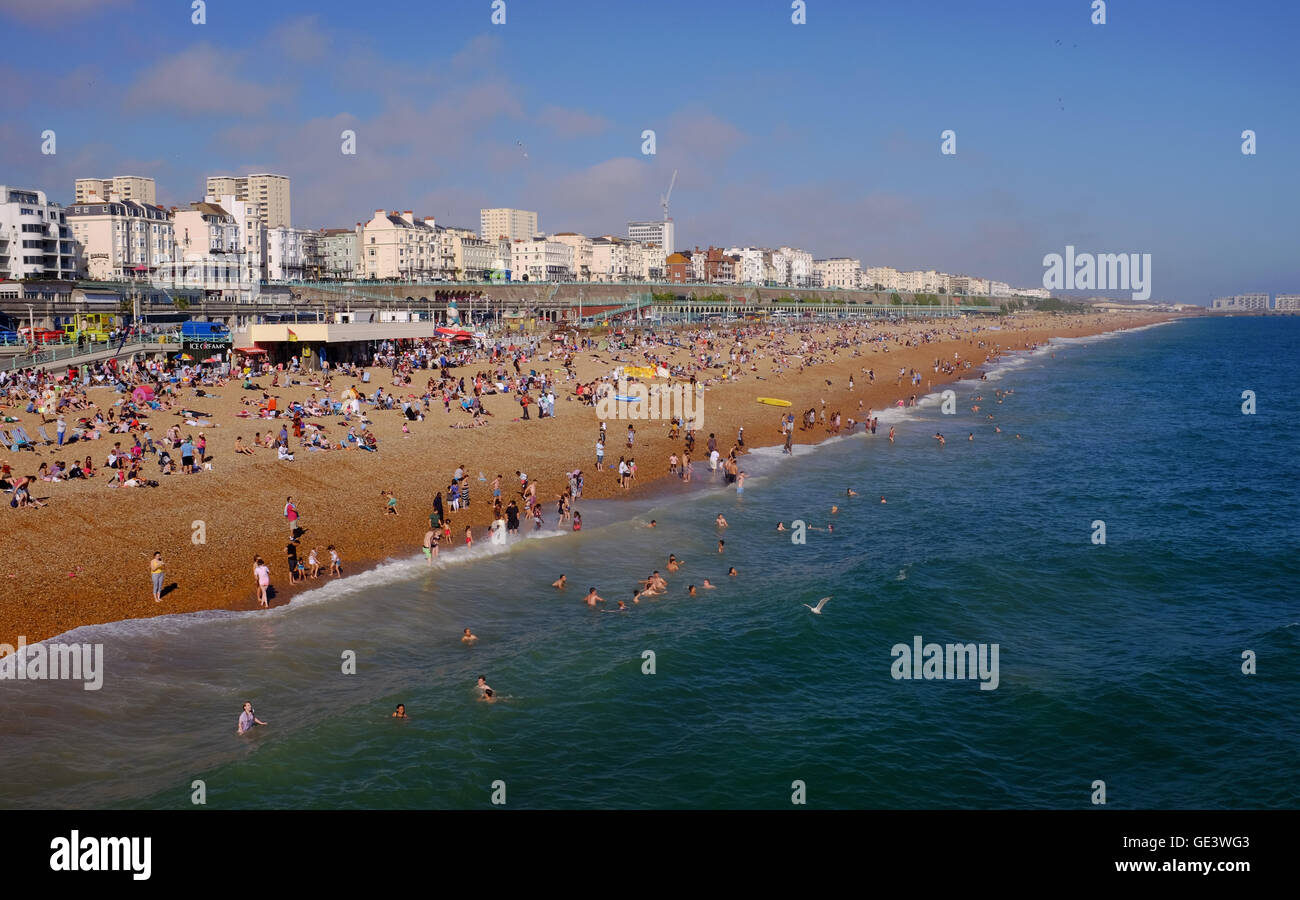 Brighton, Sussex UK 23. Juli 2016 - Tausende strömen zum Strand in Brighton wie die Sonne schließlich nach einem Vormittag der nebligen Wetter Credit kommt: Simon Dack/Alamy Live News Stockfoto